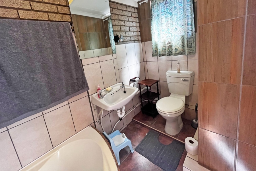 6 Bedroom Property for Sale in Hartenbos Central Western Cape